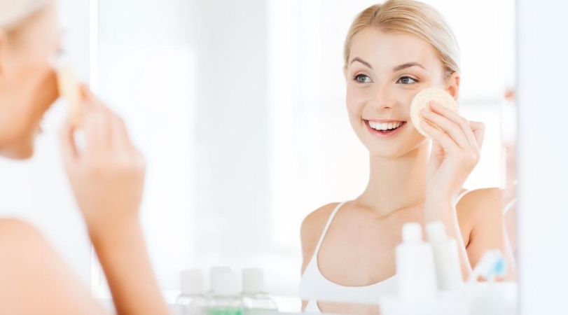 3 Cara Mengaplikasikan Toner Yang Benar Dan Sesuai Kebutuhan Kulit 3 Cara Mengaplikasikan Toner Yang Benar Dan Sesuai Kebutuhan Kulit